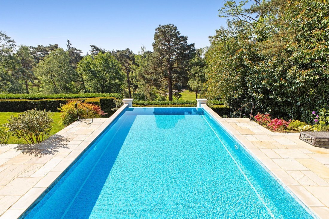 Haus in Brooklands, Elmbridge, England 2 - 19099212