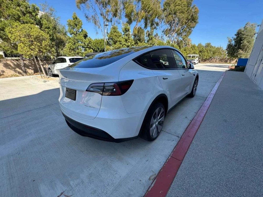 Suv in Newport Beach, CA, United States 5 - 19086271