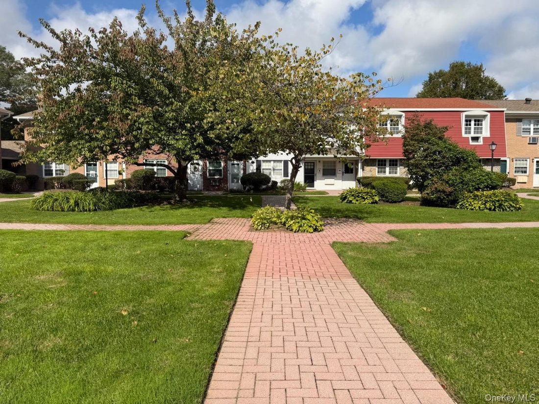 House in North Babylon, New York, United States 1 - 19101093