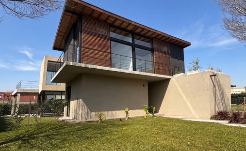 House in La Lonja, Buenos Aires Province, Argentina 1