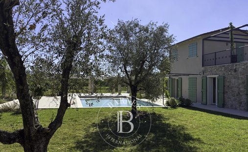 Villa in Pietrasanta, Tuscany, Italy 1