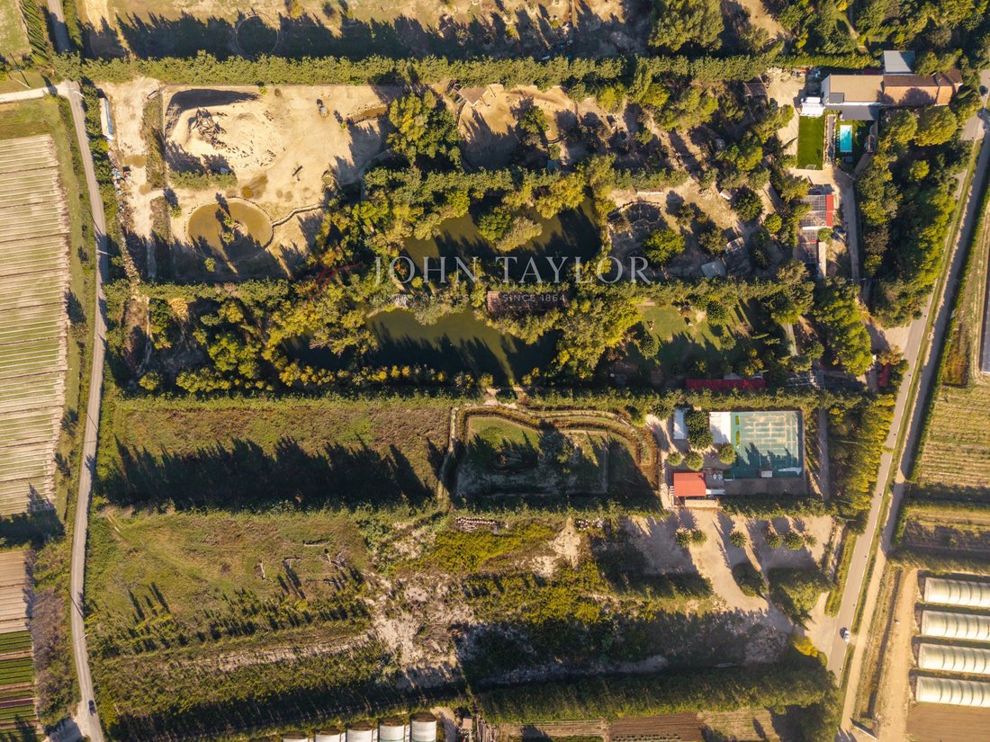 Estate in Mollégès, Provence-Alpes-Côte d'Azur, France 4 - 19095410