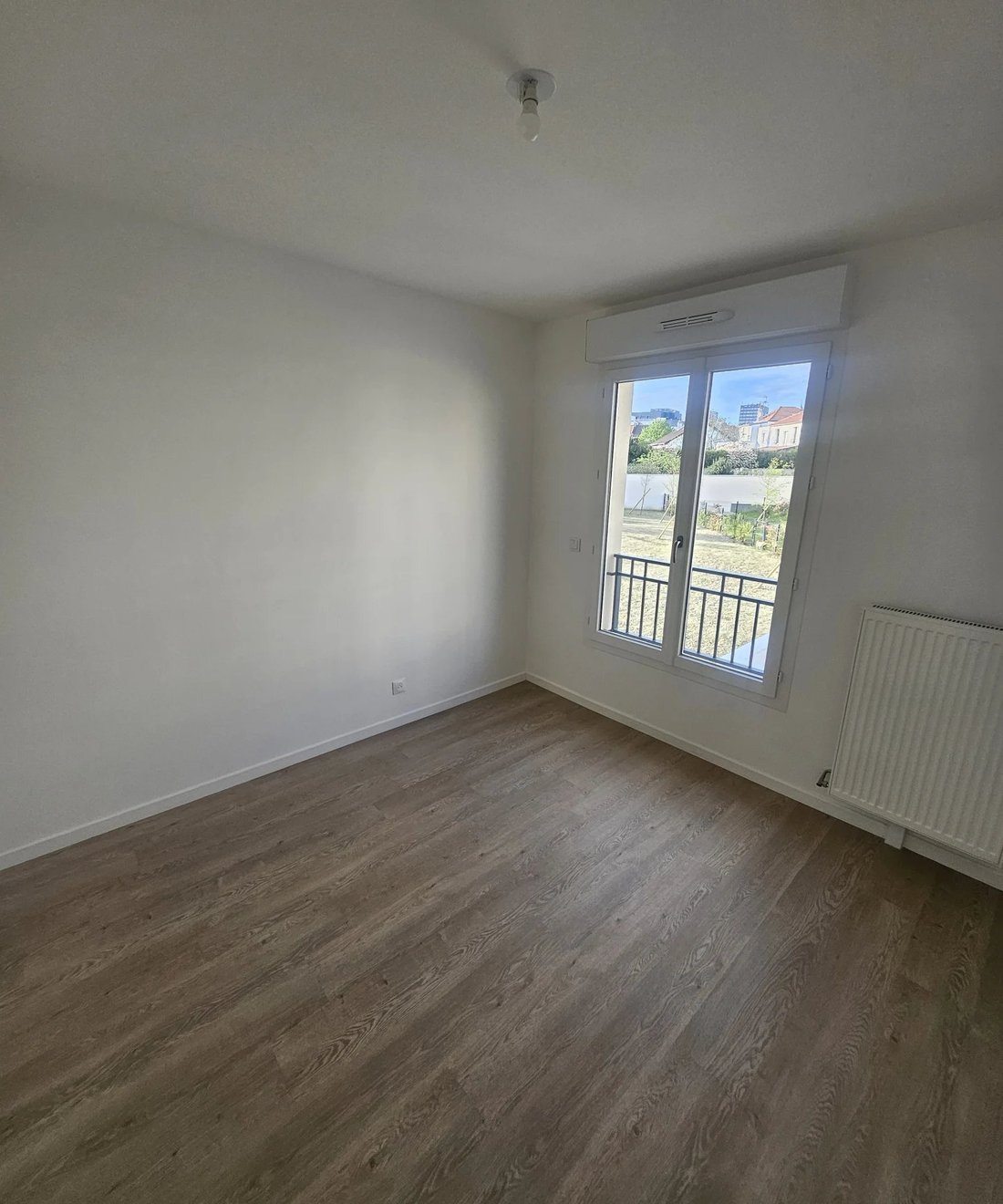 Townhouse in Neuilly-Plaisance, Ile-de-France, France 4 - 19102429