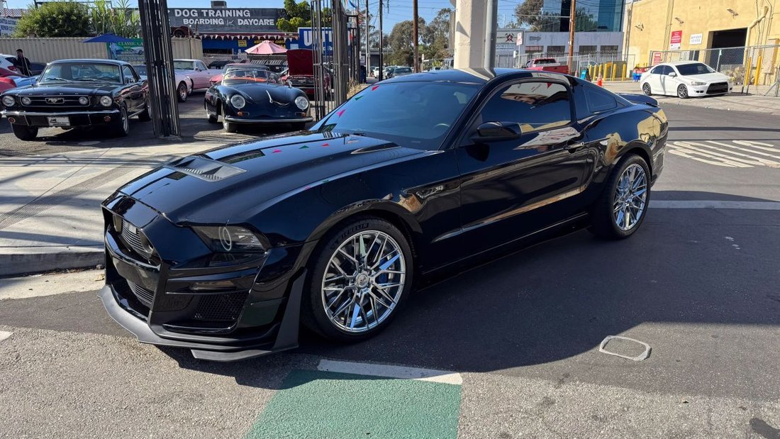 Coupe in Los Angeles, CA, United States 2 - 19105735