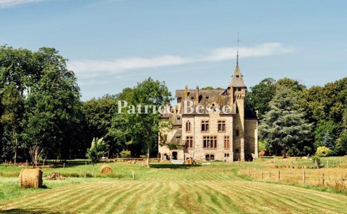 Schloss in Notre-Dame, Mayenne, Frankreich 1