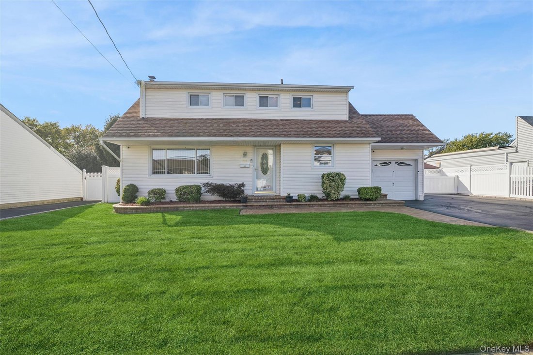 House in West Islip, New York, United States 1 - 19105244