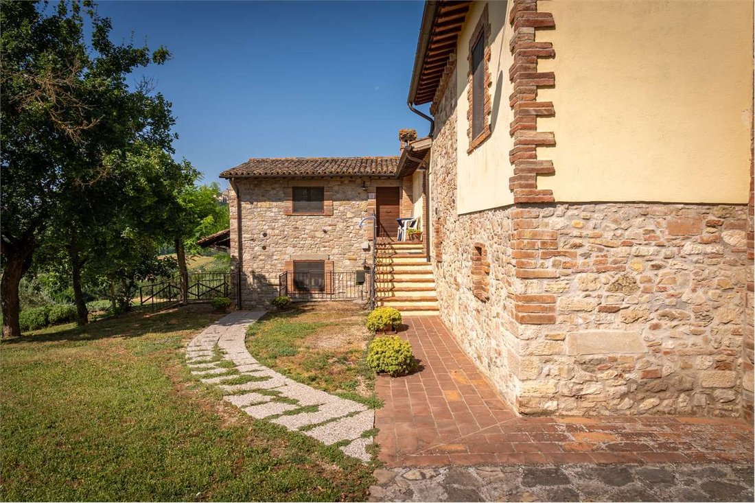 Estate in Todi, Umbria, Italy 3 - 19104519
