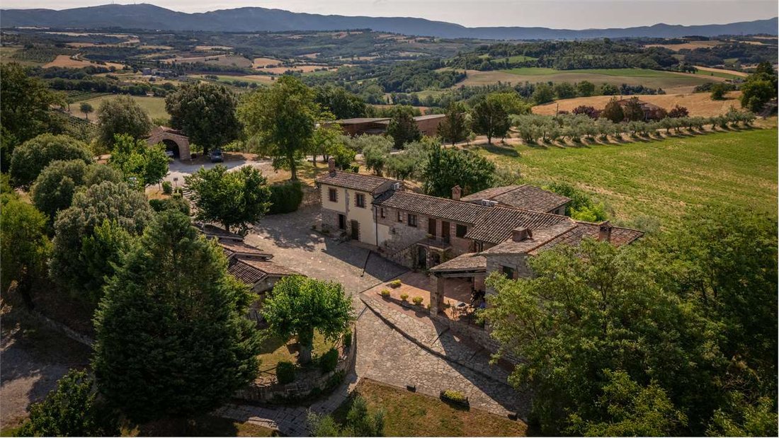 Estate in Todi, Umbria, Italy 1 - 19104519