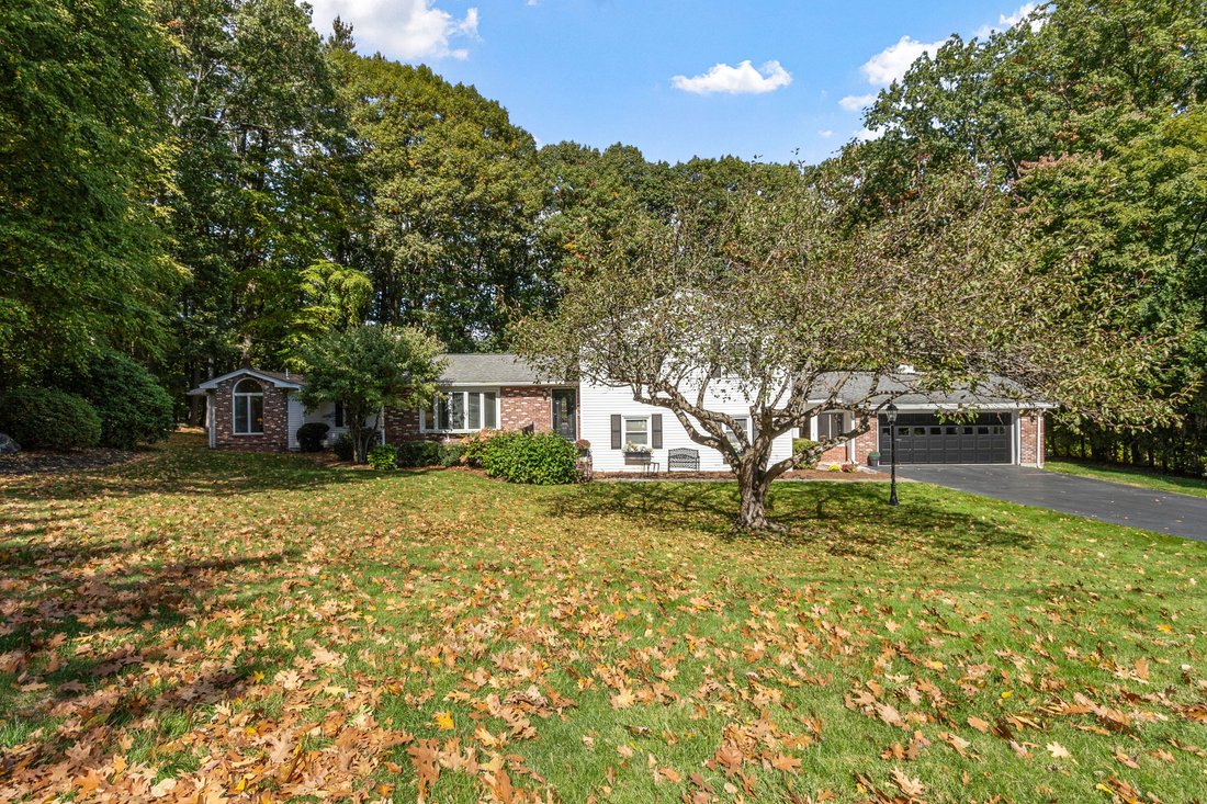 House in Leominster, Massachusetts, United States 2 - 19103035