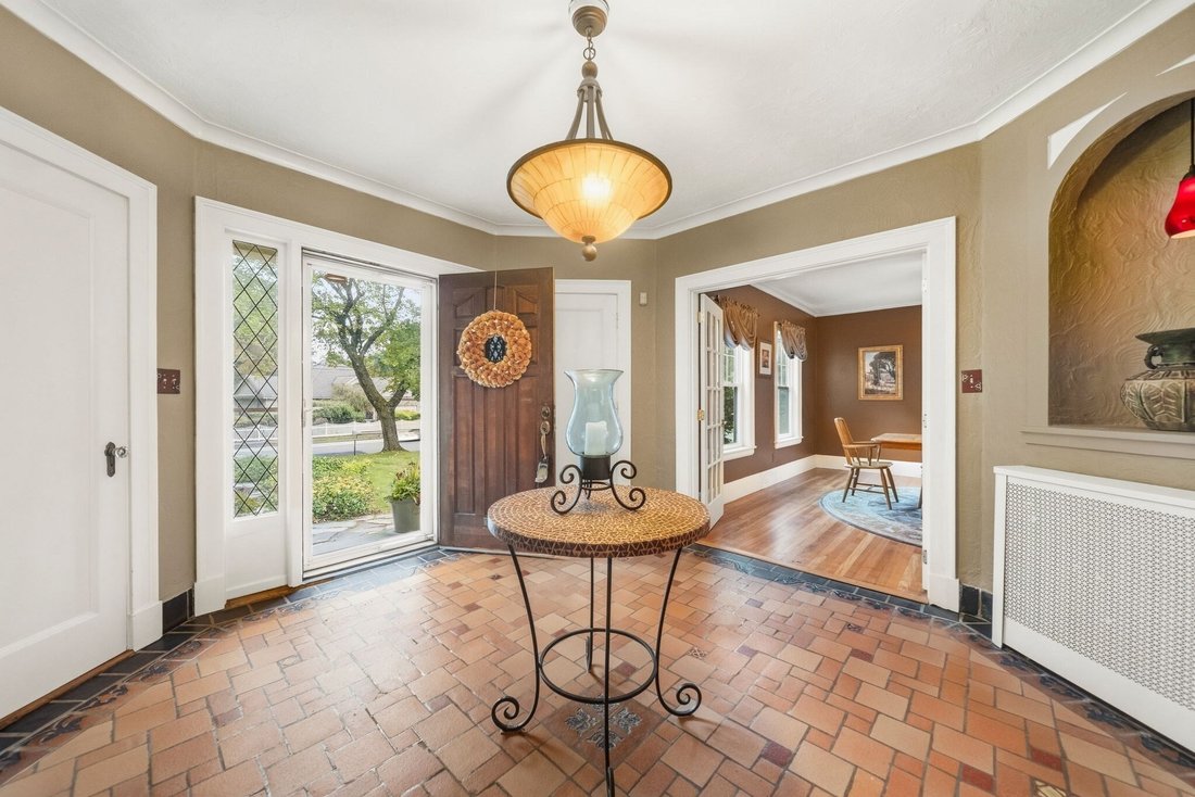 House in Worcester, Massachusetts, United States 5 - 19108901