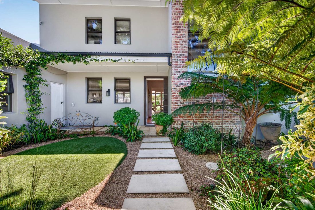 House in Constantia, Southern Suburbs, Cape Town 4 - 19106903