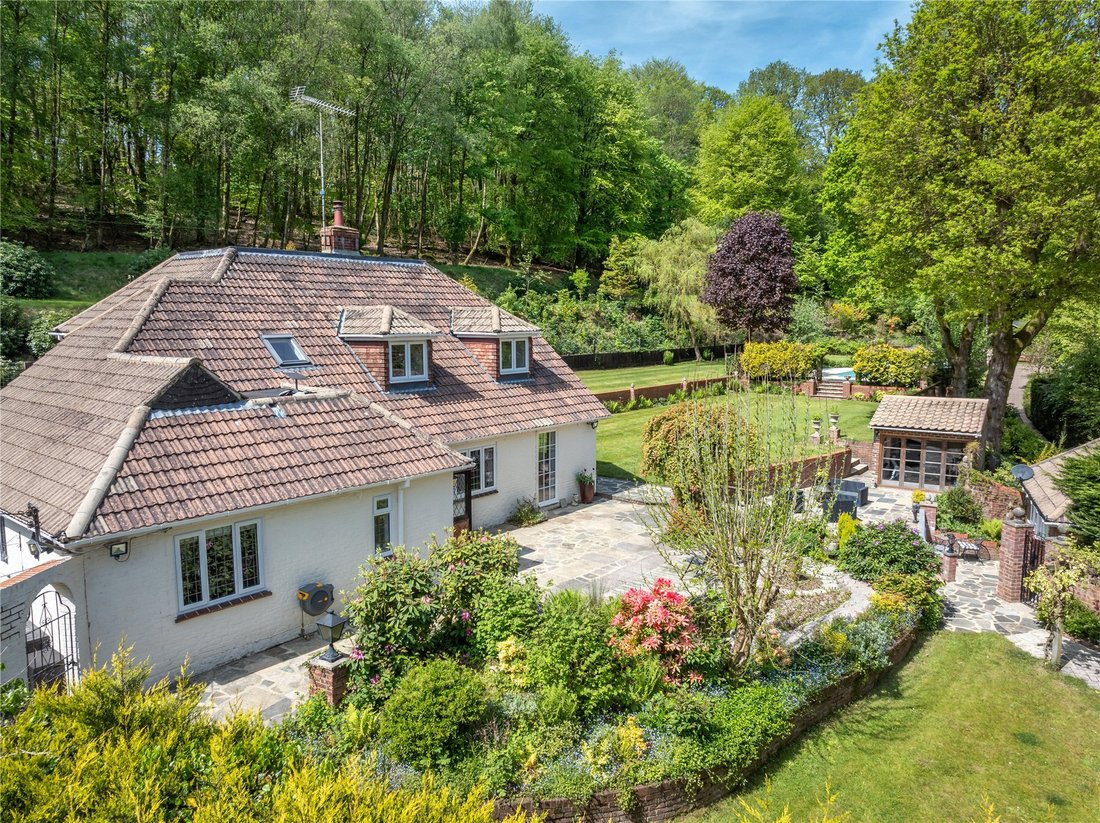 House in Headley Down, England 1 - 19112056