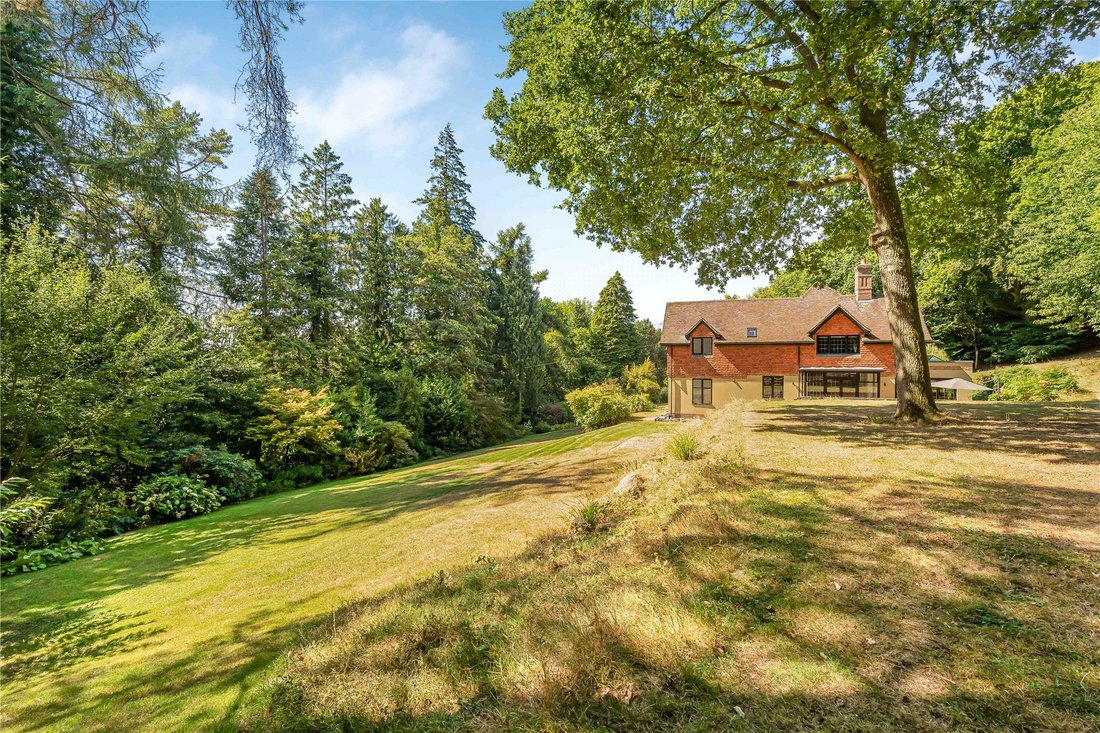 House in Beacon Hill, England 4 - 19112606