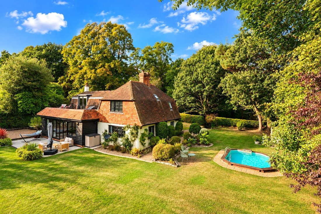 House in Chobham, England 1 - 19112680