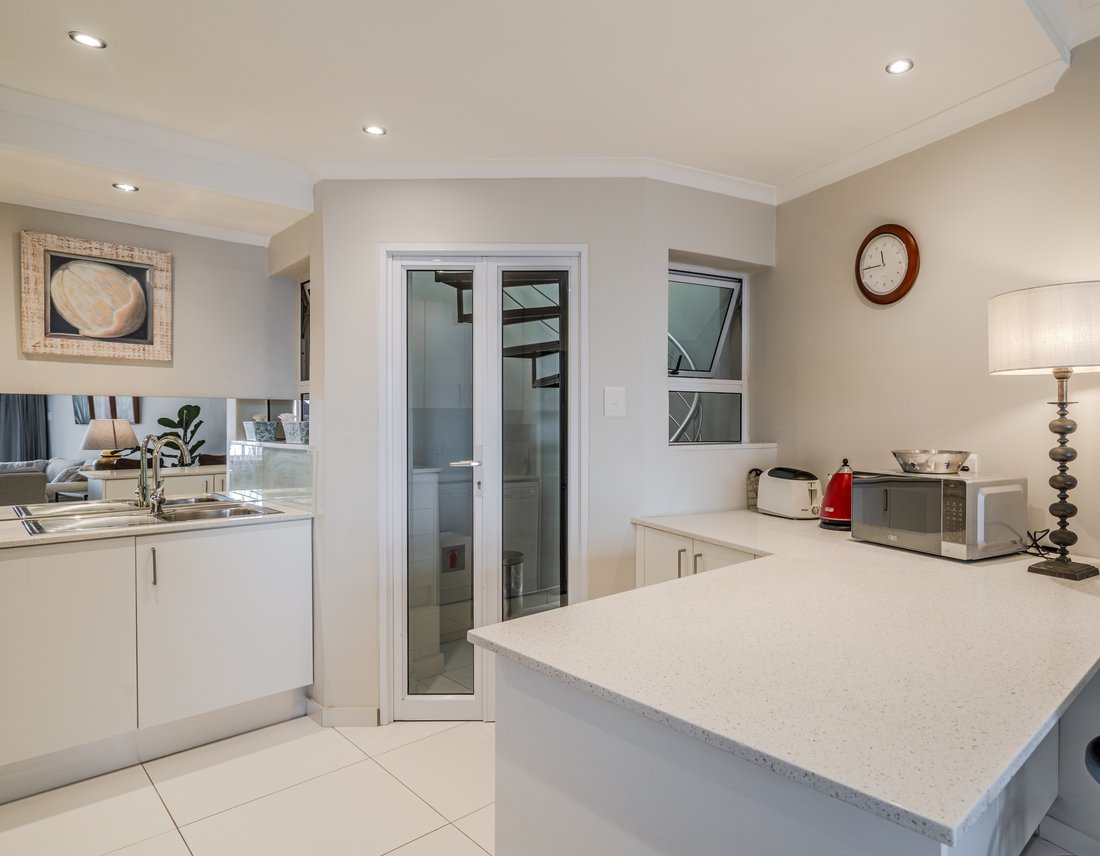 Apartment in Bantry Bay, Atlantic Seaboard, Cape Town 4 - 19116612