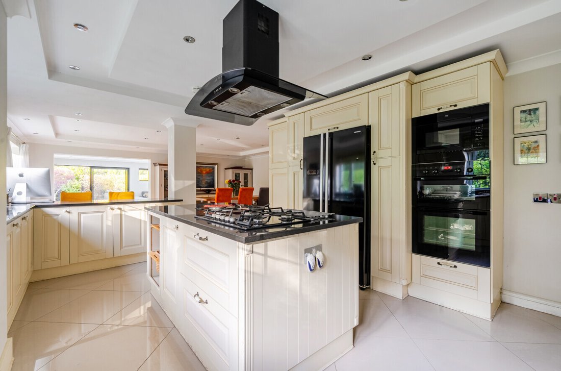House in Hook Heath, Woking, England 4 - 19112684