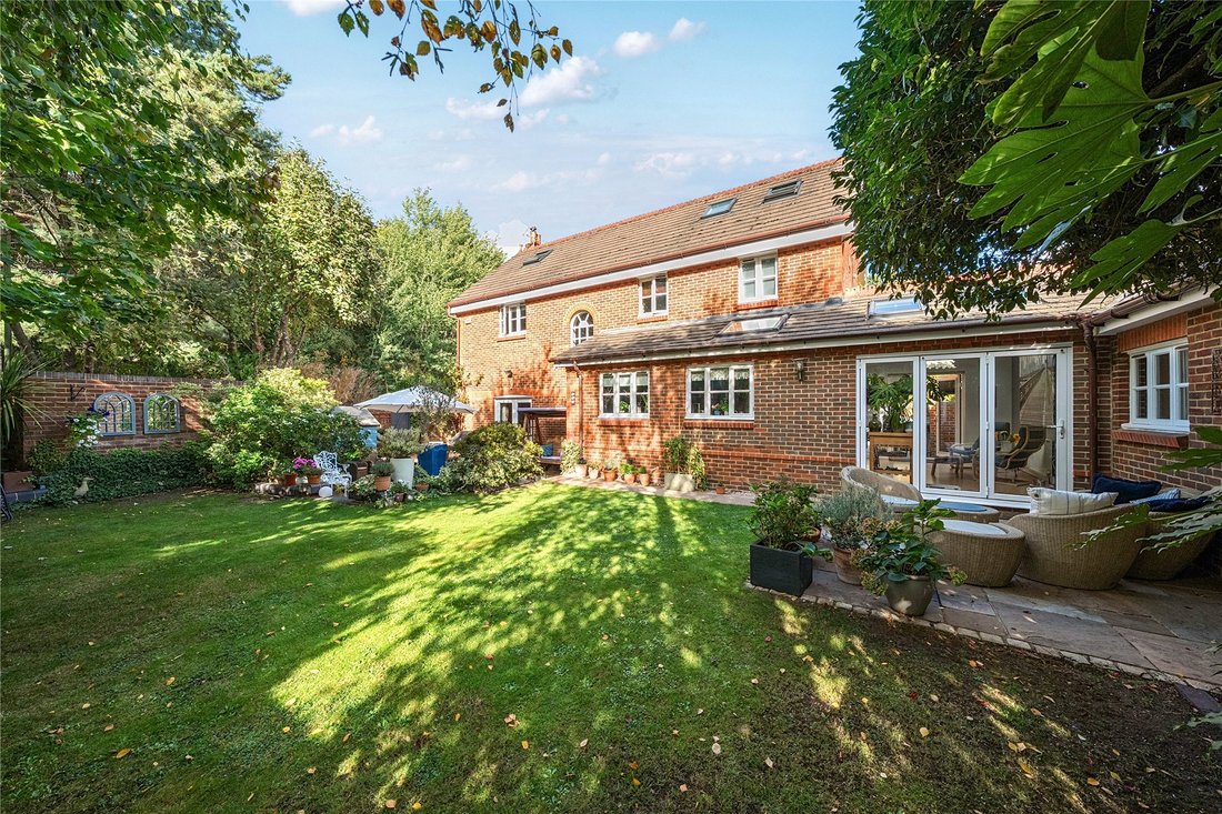 House in Lightwater, Windlesham, England 2 - 19112696