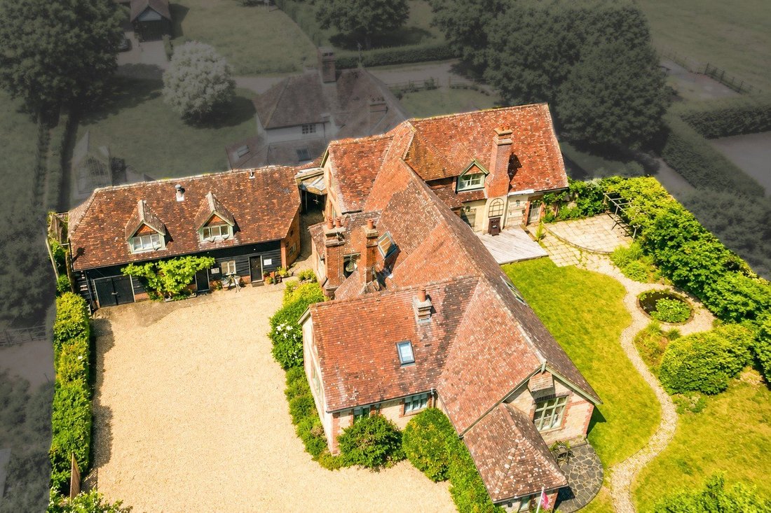 House in Headley Down, England 1 - 19112580