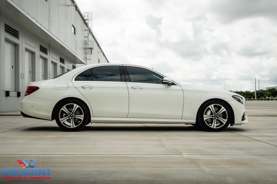 Sedan in Opa Locka, FL, United States 5 - 19112351