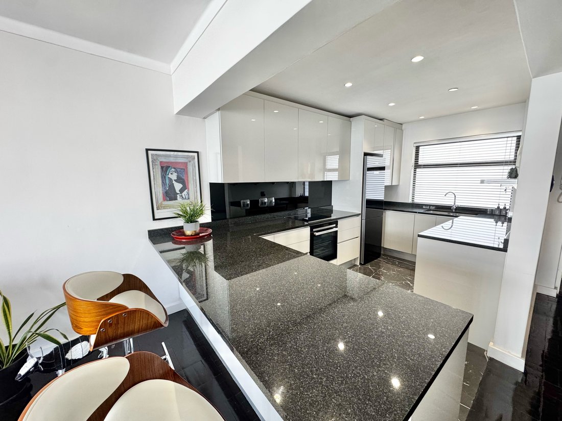 Apartment in Sea Point, Atlantic Seaboard, Cape Town 3 - 19116790