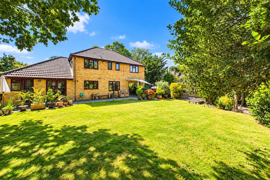 House in Lightwater, Windlesham, England 2 - 19112683