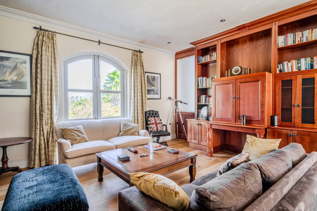 House in Constantia, Southern Suburbs, Cape Town 5 - 19116517