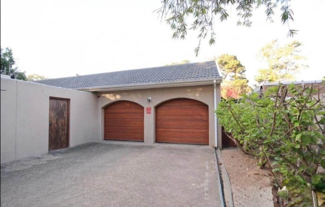 House in Constantia, Southern Suburbs, Cape Town 5 - 19116777