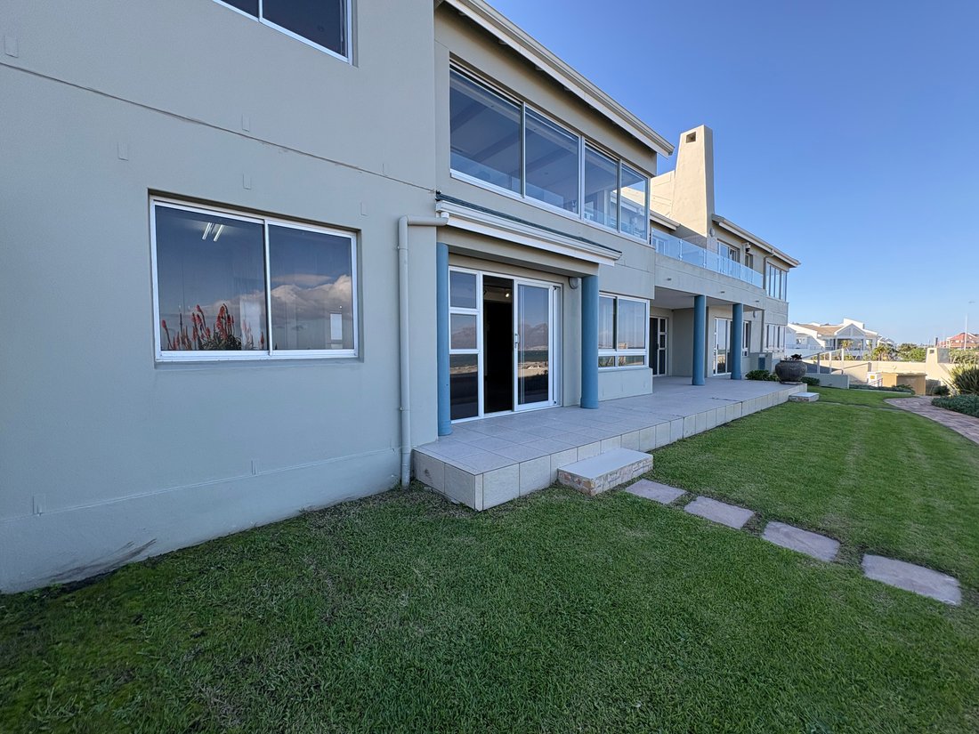 Apartment in Bloubergstrand, Blaauwberg, Cape Town 2 - 19116434