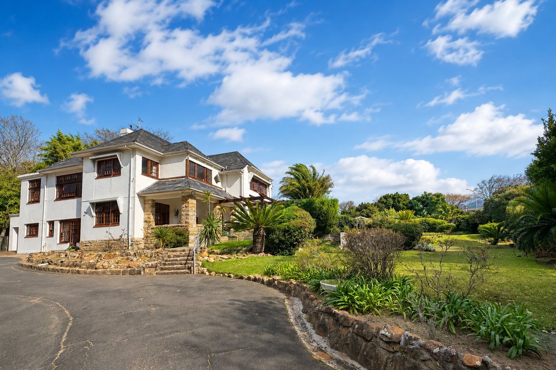 House in Constantia, Southern Suburbs, Cape Town 2 - 19116641