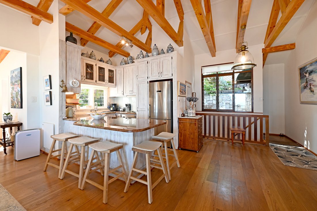 Country House in Camps Bay, Atlantic Seaboard, Cape Town 4 - 19116646