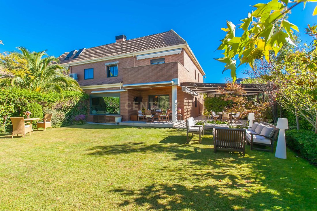 Villa in Las Rozas de Madrid, Comunidad de Madrid, Spain 2 - 19115384