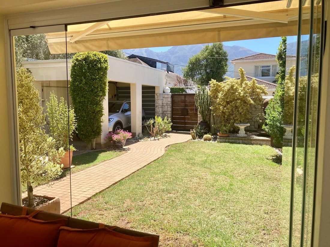 House in Constantia, Southern Suburbs, Cape Town 2 - 19116735