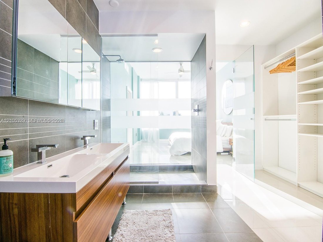 Condo in Miami Beach, Florida, United States 5 - 19115497