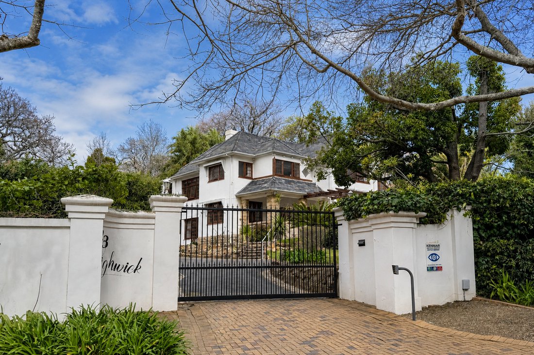 House in Constantia, Southern Suburbs, Cape Town 1 - 19116641