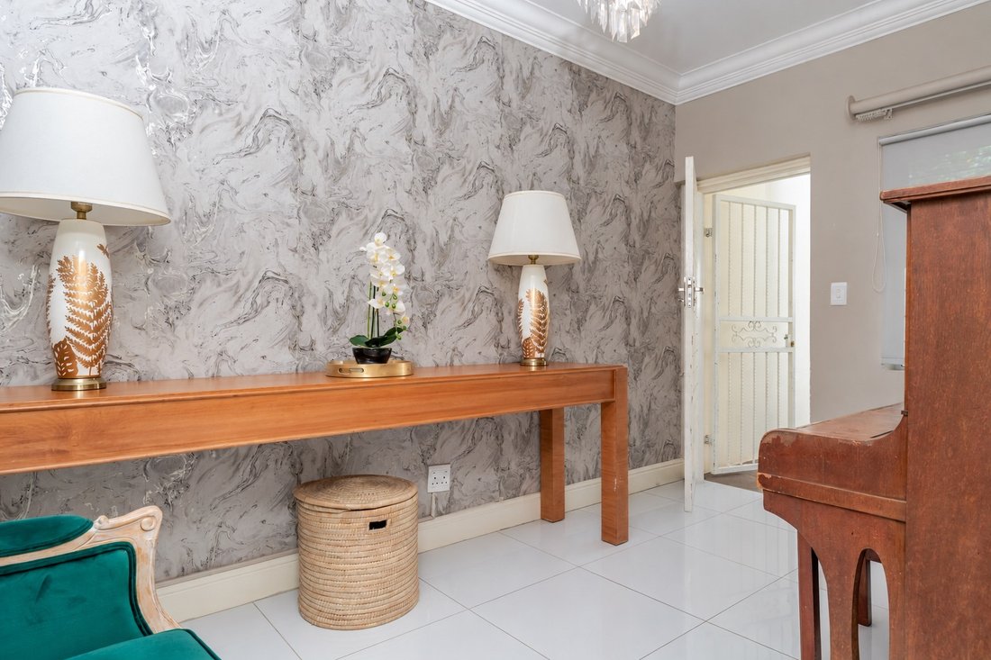 Townhouse en Parktown North, Sandton, Gauteng 2 - 19116654