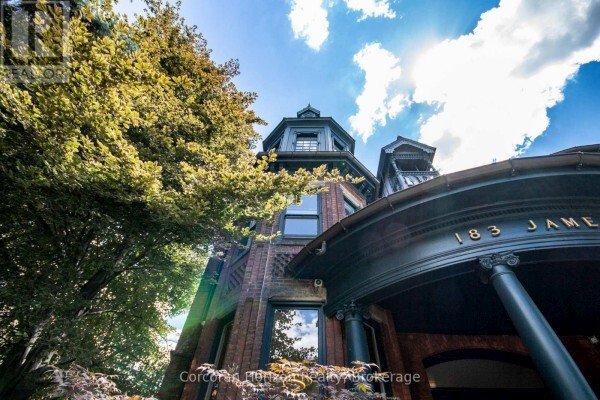 House in Hamilton, Ontario, Canada 3 - 19116892