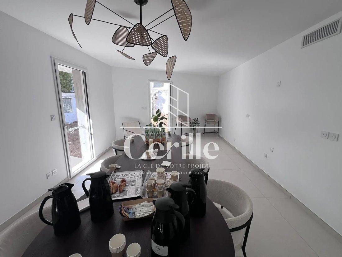 Apartment in Vieille Chapelle, 8e Arrondissement, Marseille 1 - 12728180