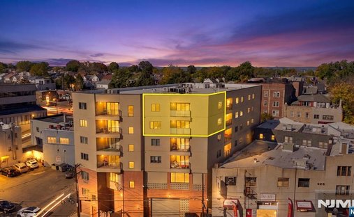 Condo in Cliffside Park, New Jersey, United States 1