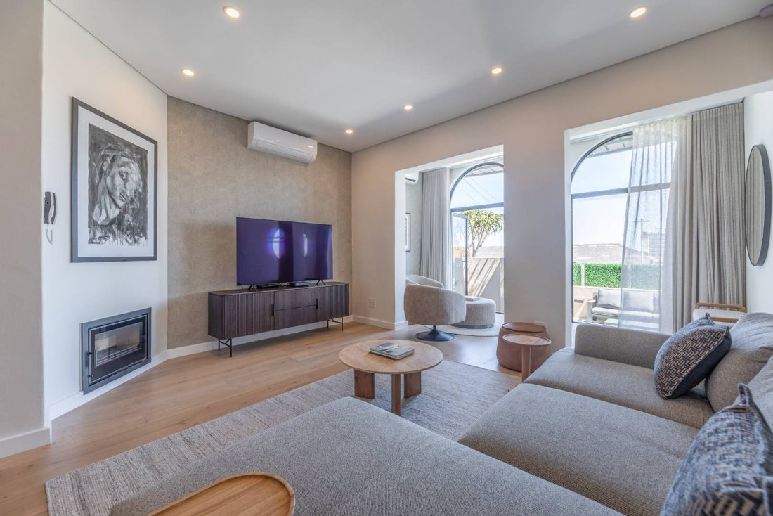Apartment in Sea Point, Atlantic Seaboard, Cape Town 5 - 19121560