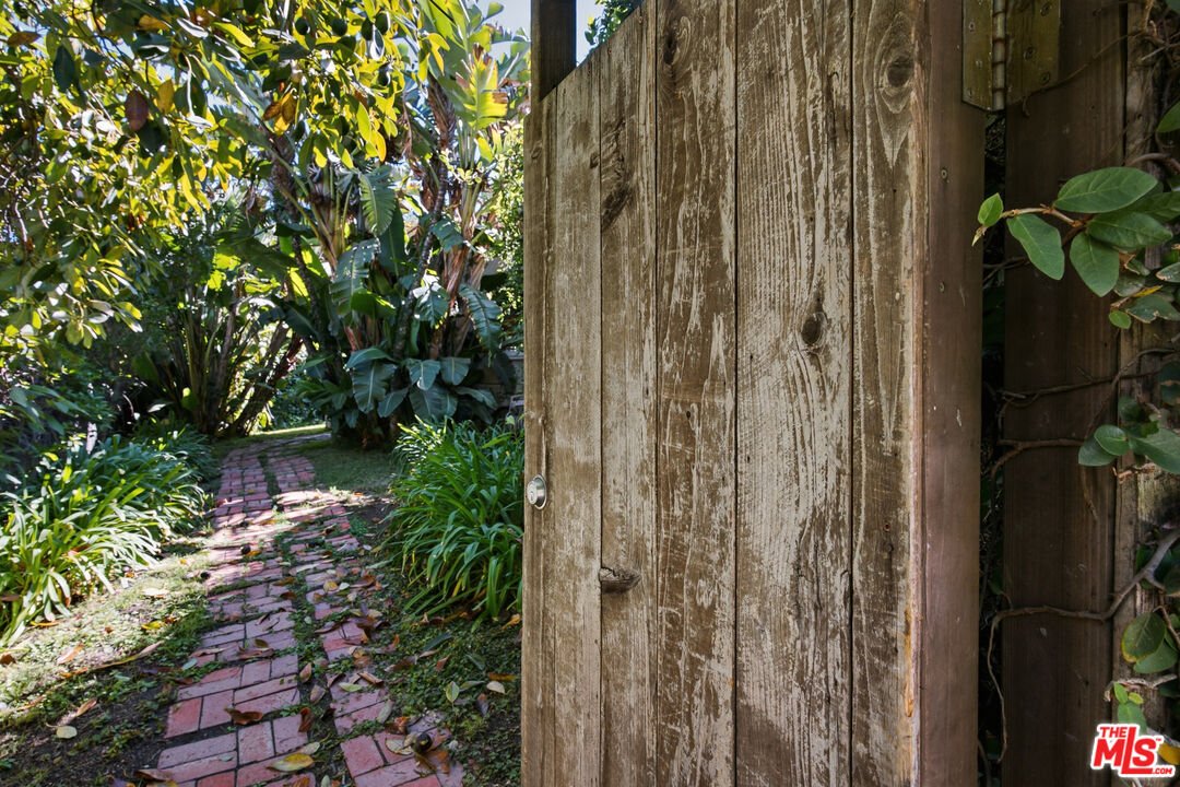 Los Angeles, California, United States 2 - 19126215