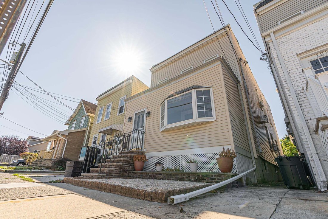 House in Secaucus, New Jersey, United States 1 - 19120677