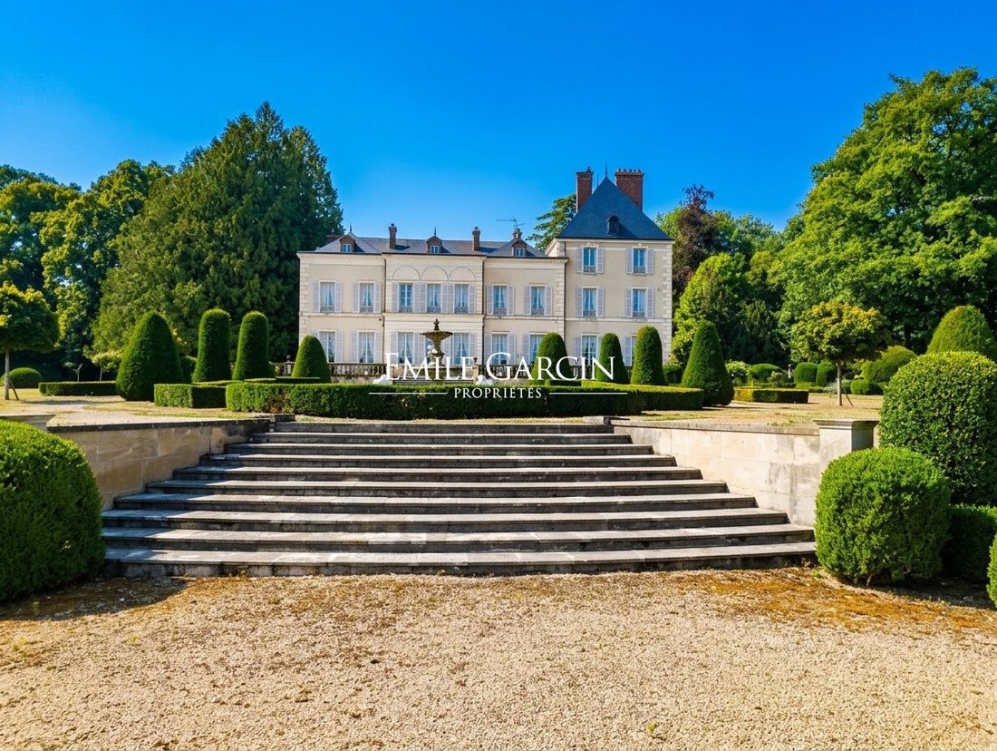 Castello a Toucy, Borgogna-Franca Contea, Francia 1 - 19132562