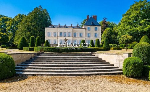 Castello a Toucy, Borgogna-Franca Contea, Francia 1