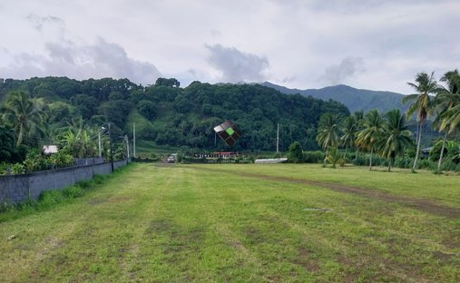 Land in Teva I Uta, Inseln über dem Winde, Französisch-Polynesien 1