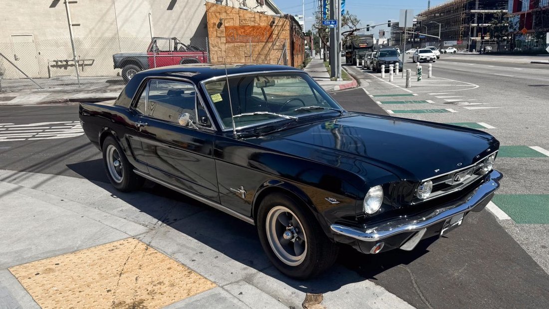 Coupe in Los Angeles, CA, United States 2 - 19134063