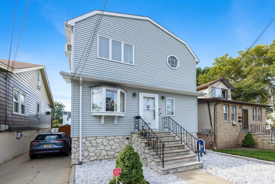 House in Secaucus, New Jersey, United States 2 - 19120675