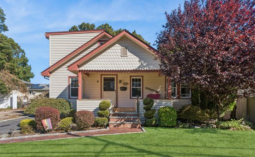 House in Merrick, New York, United States 1