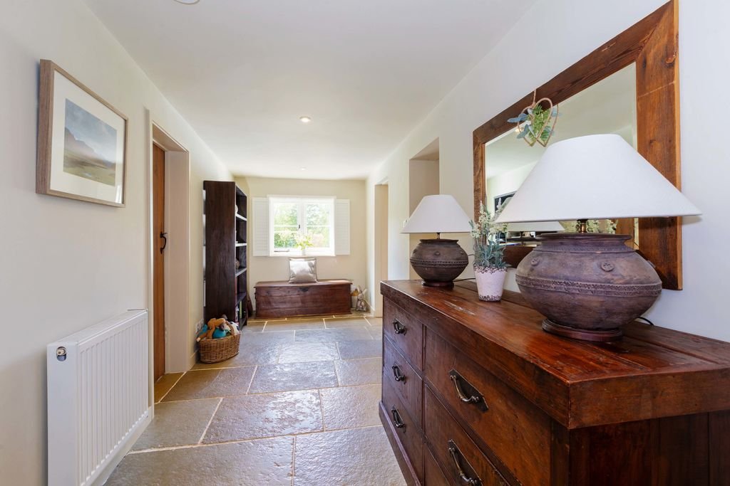 Bungalow in Windlesham, England 5 - 19124543