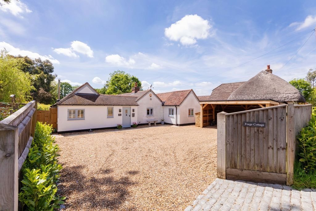 Bungalow in Windlesham, England 4 - 19124543