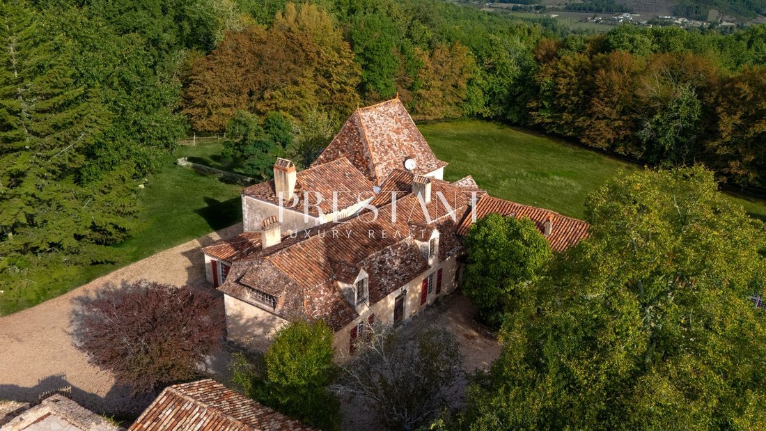 Estate in Villamblard, Nouvelle-Aquitaine, France 1 - 19126669